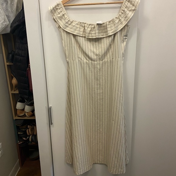 Good used condition. Ann Taylor Pinstripe Ruffle Flare Dress - Size 12 - Picture 4 of 6